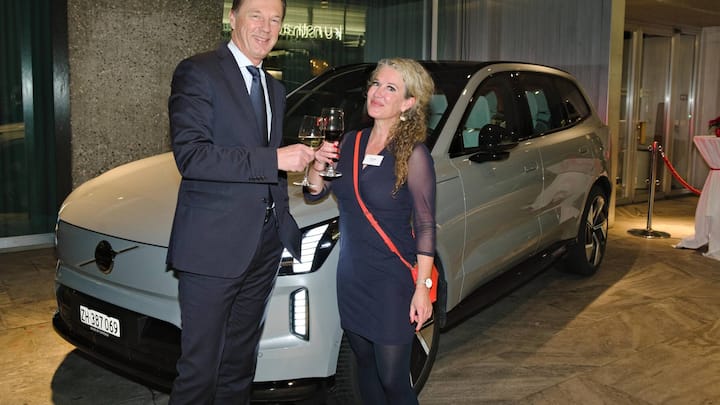 Dirk SchÃ¼tz, Chefredaktor BILANZ; Doro Engels, SBB AG; vor dem nagelneuen Volvo XC90