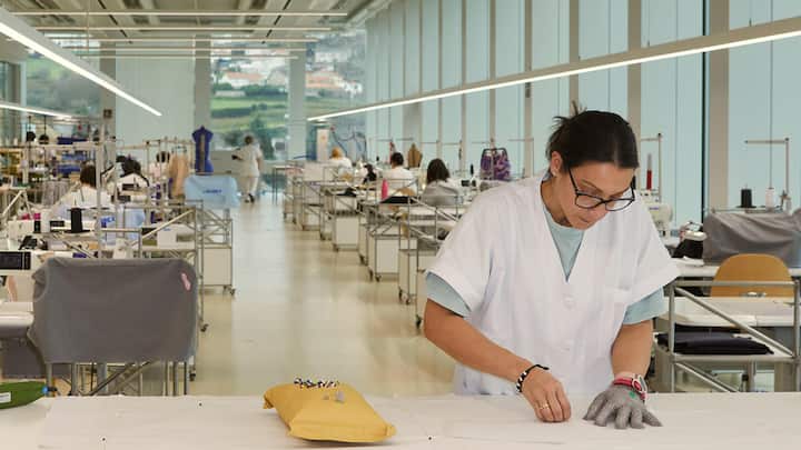 BLICK IN DIE HERZKAMMER Fast alle Kleidungsstücke werden in der Zentrale in Arteixo designt. Allein dafür sind rund 700 Mitarbeitende zuständig.