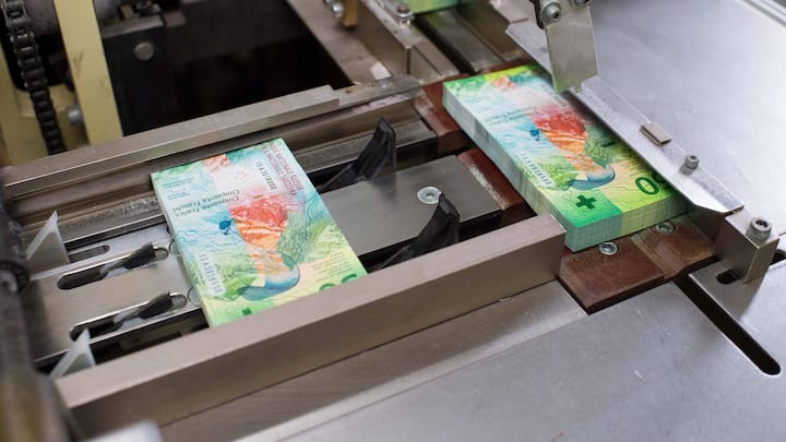 Kompakte WerteEin Bündel aus 1000 Noten ist so gross wie ein Milchkarton.