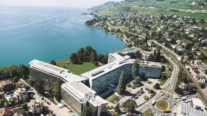 Raumschiff: NestléDie Zentrale in Vevey am Genfersee. Das Erd­geschoss ist verglast: Der See muss von der Strasse aus sichtbar sein.