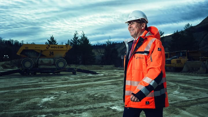 Jenisch im Holcim-Steinbruch Siggenthal vor den selbstfahrenden Elektro-Mulden.