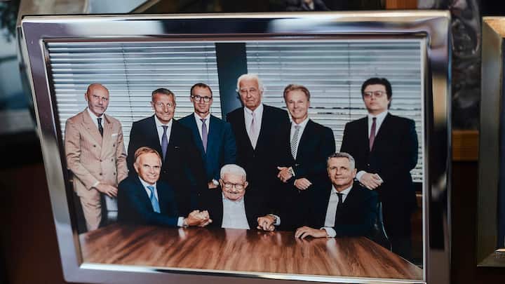 Grosser TagAm 23. August 2023 übergab Jörg Bucherer (Mitte am Tisch) sein Lebenswerk an Rolex-Chef Jean-Frédéric ­Dufour (links von ihm). Direkt dahinter: Urs Mühlebach.