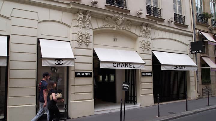 Das berühmte Chanel-Geschäft in der Rue Cambon 31 in Paris, Frankreich.