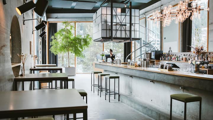 Alles aus einerHandDie Weisse Arena Gruppe bietet Hotels, Tickets und Gastro­nomie zusammen an.