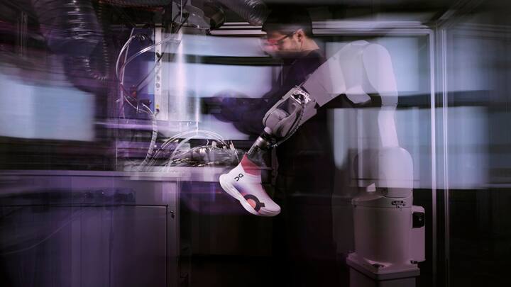 RevolutionMit der Lightspray-Technologie wird der Sneaker von einem Roboter gesprayt statt von Menschen zusammengenäht. Das spart Zeit, Manpower, Emissionen und eine ganze Zulieferindustrie.