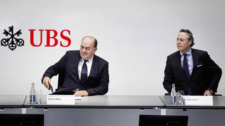 Axel A. Weber, left, Chairman of the Board of Directors of UBS and Ralph Hamers, right, new CEO of Swiss Bank UBS, during a press conference in Zurich, Switzerland, Thursday, February 20, 2020. Dutchman Ralph Hamers will replace Sergio Ermotti, who is still UBS boss, on November 1, 2020. (KEYSTONE/Walter Bieri)