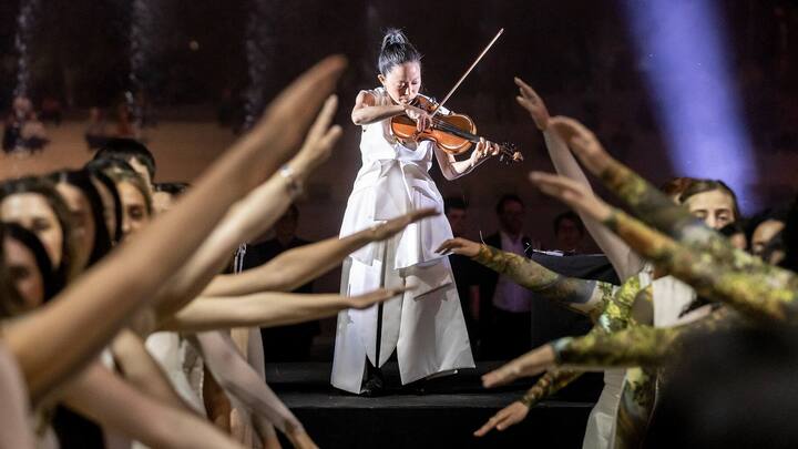 Pauchi Sasaki ist der Star des Abends. Für ihre Uraufführung ­arbeitete sie mit dem Athener ­Frauenchor ­zusammen.