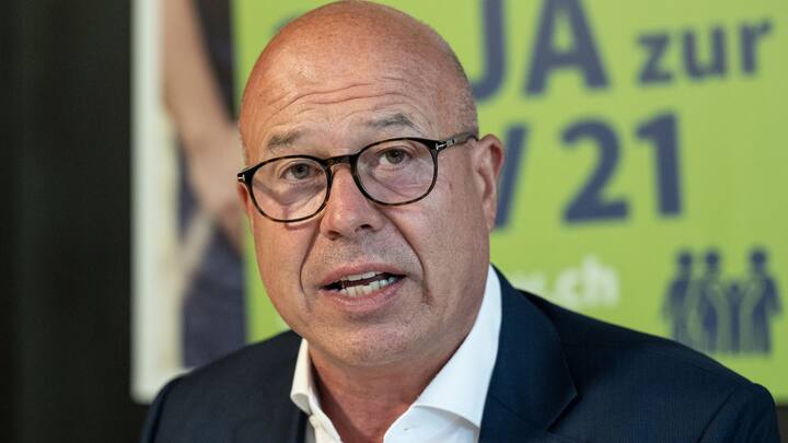 Fabio Regazzi, Präsident Schweizerischer Gewerbeverband SGV, spricht an einer Medienkonferenz über die Eidgenössischen Vorlagen zur AHV, Verrechnungssteuer und Massentierhaltung.