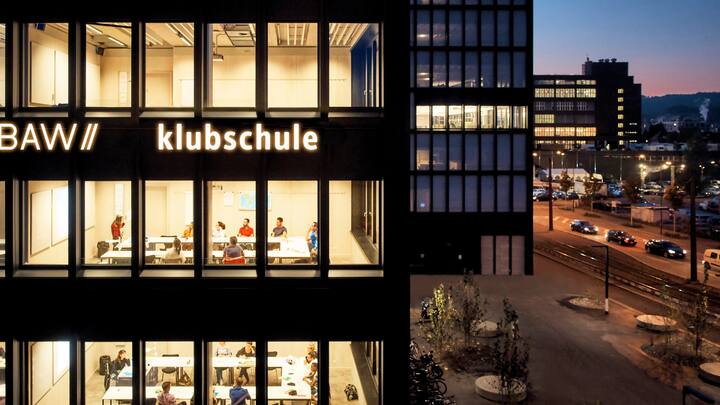 Gebäude der Klubschule Migros in der Nacht