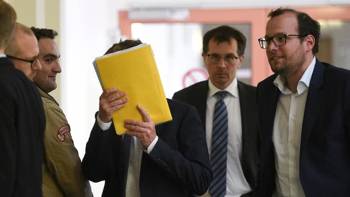  Klaeger Dr. Andreas Seifert hinter der gelben Mappe 