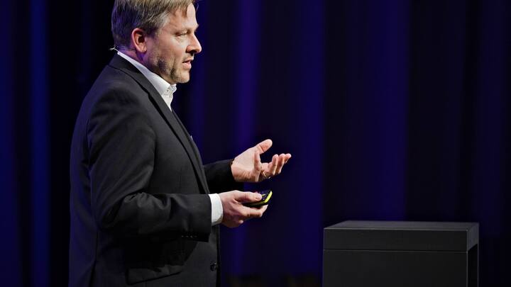 Uwe Kissmann, Managing Director Cyber Strategy & Cyber Risk Services, Accenture EMEA spricht über das Hacken von Flugzeugen, Spitälern, Herzschrittmachern etc.