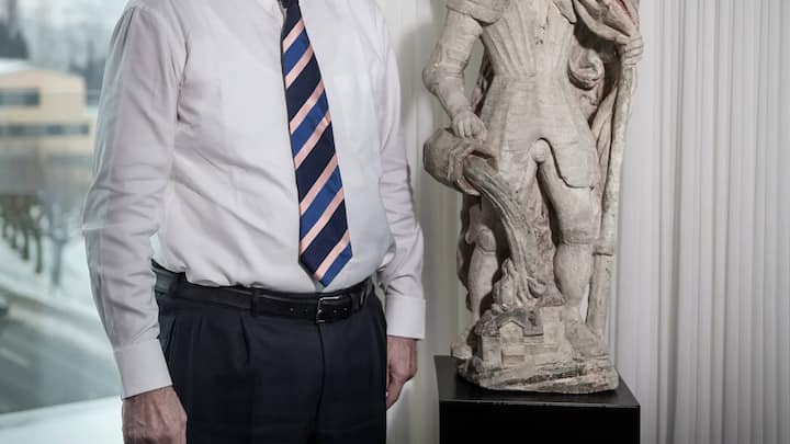 Alfred Schindler mit einer Statue des heiligen Florian am Sitz der Schindler holding in Hergiswil. NÃHERE ANGABEN DAZU WEISS AUTOR ROMAN SCHENKEL ... Das Bild entstand am Donnerstag, 19. Januar 2017(Pius Amrein / Neue LZ)Wirtschaft, Steuern, Lift, AufzÃ¼ge, Lifte, Fahrstuhl, FahrstÃ¼hle