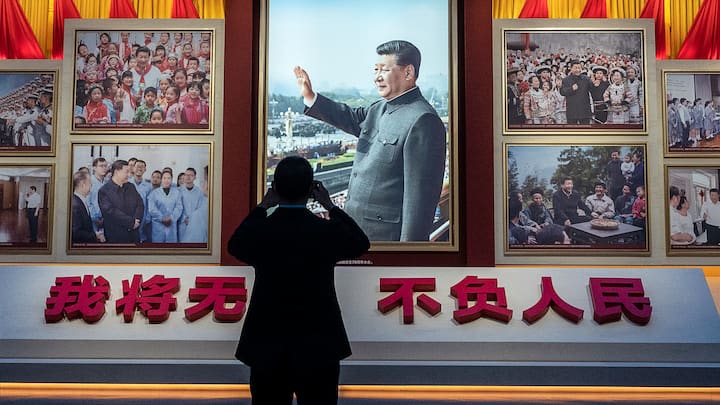 Ein Mann fotografiert ein grosses Bild von Xi Jinping im Museum der Kommunistischen Partei in Beijing.