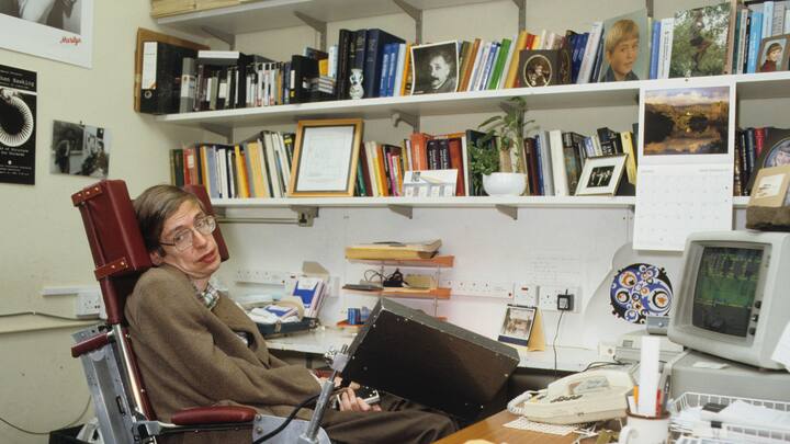 Stephen Hawking in seinem Büro 1989