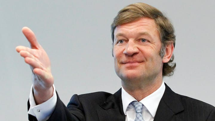 Martin Bisang, CEO Bellevue Group, informiert die Medien am Montag, 28. Februar 2011, in Zuerich. Nach dem Verlust von 91,5 Millionen Franken im Vorjahr hat die Gruppe 2010 einen leichten Gewinn von 1,5 Millionen Franken erzielt. (KEYSTONE/Alessandro Della Bella)
