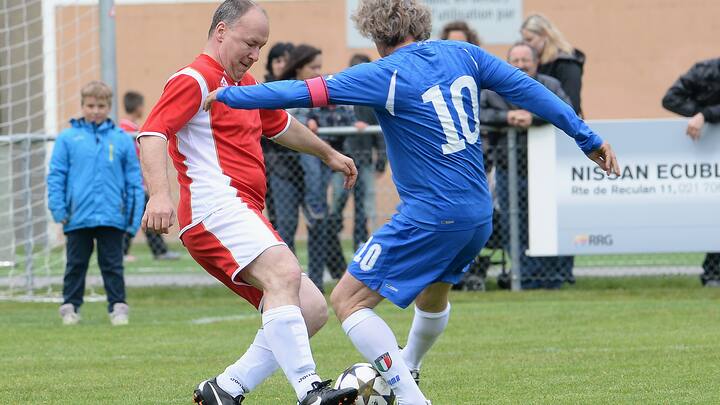 Maillard im Kampf um den Ball gegen Italiens Ex-Nationalspieler Giancarlo Antognoni.