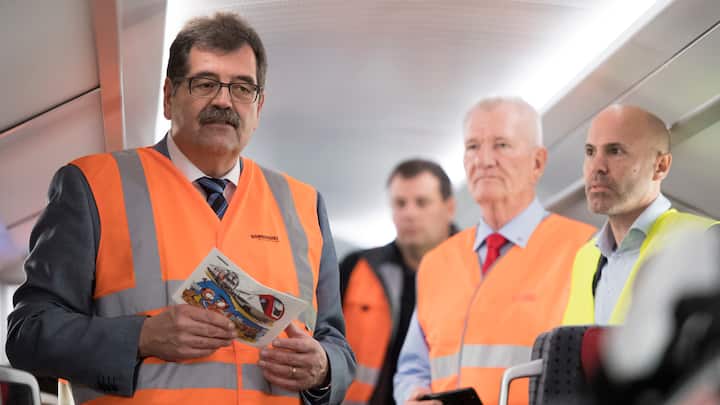 Stephane Wettstein, CEO Bombardier Schweiz, links, spricht waehrend einer Typentestfahrt im neuen Doppelstockzug der SBB "FV Dosto" zwischen Bern und Interlaken, am Donnerstag, 11. Mai 2017. (KEYSTONE/Anthony Anex)............