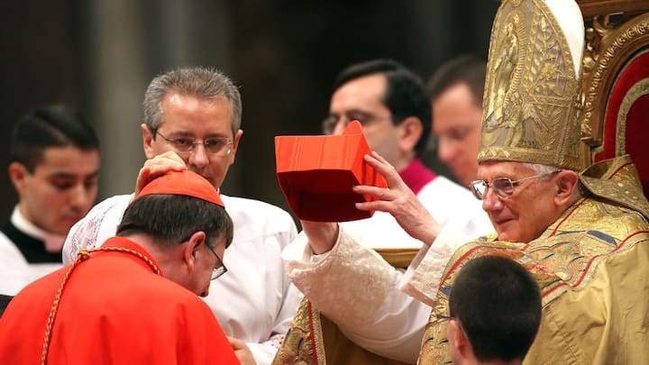 Papst Benedikt XVI. setzt Kurt Koch 2010 das Birett auf