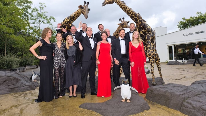 Das ZooFäscht-Komitee mit Giraffen: Monika Kern; Andrea Bodmer; Beryl Kern; Daniel Lüscher; Adrian Messerli; Nico J- Maeder; Beatrice Hirzel; Derek Tanner; Jürg Welti; Christoph Richterich; Fabian Gruber; Katja Hahnloser