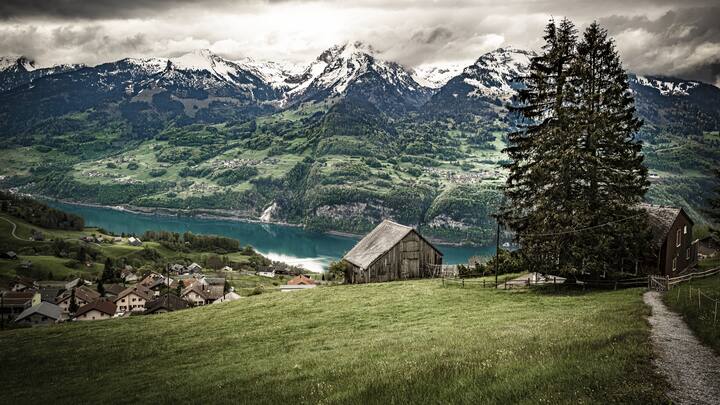 Amden SG: Das Dorf nennt sich stolz Sonnenterrasse über dem Walensee. Mildes Klima trifft hier auf tiefe Preise.