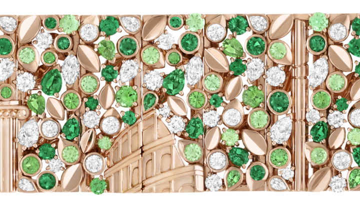 «Escale» aus der High-Jewelry-Kollektion ist ein Armband aus Roségold, verziert mit Smaragden, Tsavorit-Granatsteinen und Diamanten – gedacht als eine Ode an das Kolosseum und die antiken Überreste von Rom.