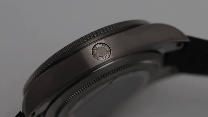 Sie verfügt über ein seitlich integriertes, automatisches Heliumventil für den professionellen Einsatz und eine variable Schliesse (5500 Fr. mit Titan- und Kautschukband).