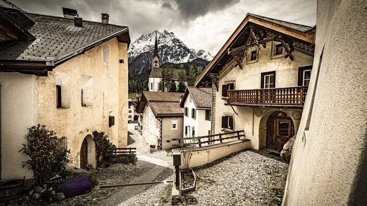 Scuol GR: Die idyllische Engadiner Gemeinde ist ein Paradies für Outdoorfans. 70 Berge, 17 Pässe, 22 Lifte laden zum Abenteuer.
