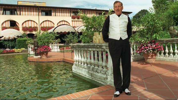 Hans C. Leu posiert im Garten des Hotels Albergo Giardino in Ascona (TI), am 30. August 1997. (KEYSTONE/KARL MATHIS)