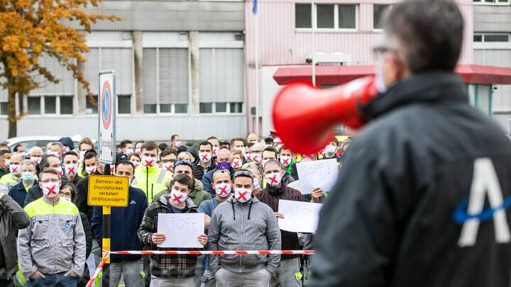 Der Konzern General Electric mit Standort in Oberentfelden will den Standort Oberentfelden auflÃ¶sen und die Produktion nach Frankreich verlegen. Die Arbeitnehmer lehnen sich in Form einer Demonstration mit Kundgebung gegen diese Vorhaben auf. Aufgenommen am 15.10.2020