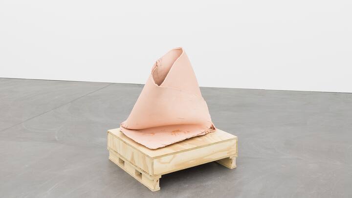 Sonia Kacem: «Untitled», 2017, Keramik, 110×86×89 cm, 9000 Franken.