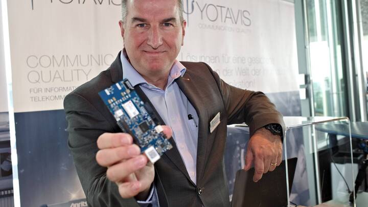 Stefan Junker, CEO, YOTAVIS AG mit einem Computer zur Simulation von mobile-Netzwerken