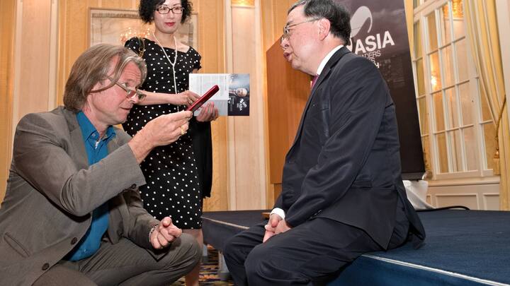 Matthias Kamp, Projektleiter NZZ Asien; Sarah Michael, Managing Director, Global Ultra High Net Worth, UBS AG; Ronnie Chan, Chairman, Hang Lung Property Group