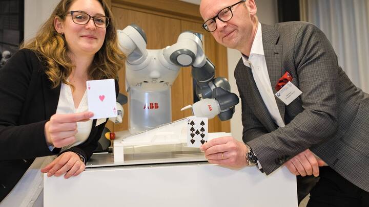 Gioia da Silva, ABB Switzerland Communication;YUMI Roboter zeigt einen Kartentrick;Henrik Norlin, EF Education First Ltd.