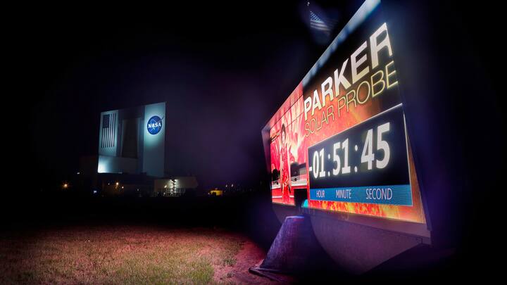 Sonnenmission. Nun werden die letzten Stunden auf der grossen Countdown-Uhr im Kennedy Space Center angezeigt