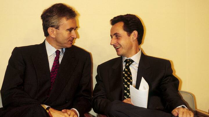 FRANCE - OCTOBER 19:  Bernard Arnault And Nicolas Sarkozy At 'Woman Of The Year 94' Prize On October 19th, 1994.  (Photo by Alexis DUCLOS/Gamma-Rapho via Getty Images)