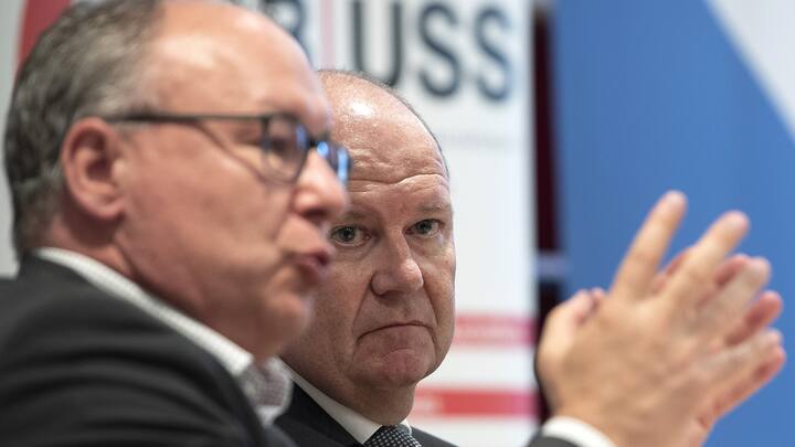 Pierre-Yves Maillard, Praesident SGB, links, und Valentin Vogt, Praesident Schweizerischer Arbeitgeberverband von den nationalen Dachverbaenden der Sozialpartner orientieren ueber das Ergebnis der Sozialpartnerverhandlungen zur BVG-Reform, am Dienstag, 2. Juli 2019, in Bern.