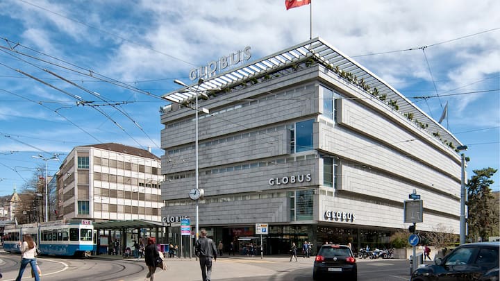 ARCHIV  ZUR SDA-MELDUNG UEBER DIE ZUSAMMENFUEHRUNG DER MODEKETTEN GLOBUS, HERREN GLOBUS UND SCHILD UNTER DIE DACHMARKE GLOBUS DURCH DEN MIGROS GENOSSENSCHAFTSBUND STELLEN WIR IHNEN FOLGENDES BILDMATERIAL ZUR VERFUEGUNG - Der Globus am Loewenplatz, aufgenommen am Dienstag, 10. April 2012 in Zuerich. (KEYSTONE/Alessandro Della Bella)