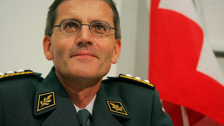 Roland Nef zieht eine mehrheitlich positive Bilanz seines ersten halben Amtsjahres als Chef der Armee, an einer Medienkonferenz am Freitag 27. Juni 2008 in Bern. (KEYSTONE/Marcel Bieri)