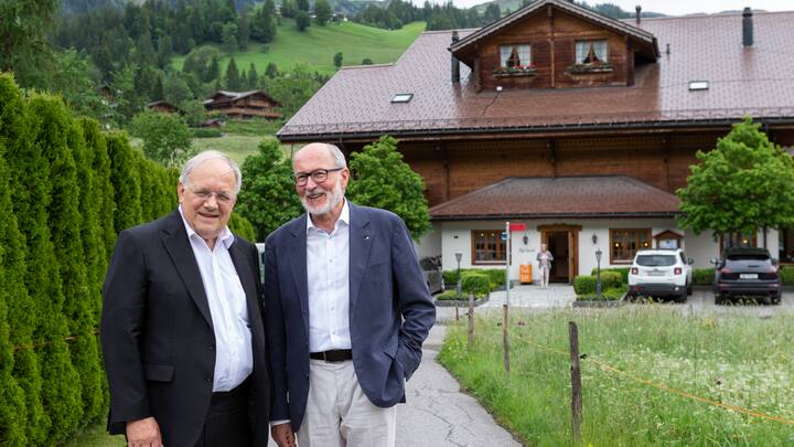 Johann Schneider-Ammann, links und Willy Michel, rechts, vor ihrem Hotel Alpenland. Alt-Bundesrat Schneider-Ammann und Unternehmer Willy Michel stellen ihr Hotel Alpenland in Lauenen bei Gstaad vor, Kanton Bern, am Freitag, 21. Juni 2019.