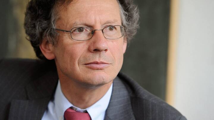 WEKO-Praesident Walter Stoffel beim Interviewtermin mit der AZ in seinem Buero  am Donnerstag, 6. Mai 2010 in Bern.  (KEYSTONE/Lukas Lehmann)