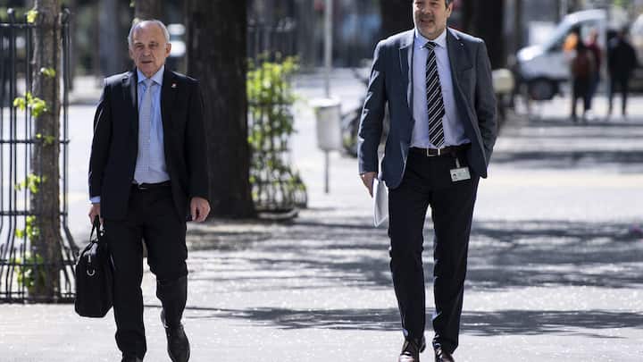 Bundesrat Ueli Maurer, links, und sein Kommunikationsleiter Peter Minder erscheinen zu einer Medienkonferenz ueber die Situation des Coronavirus, am Mittwoch, 22. April 2020 in Bern. (KEYSTONE/Peter Schneider)