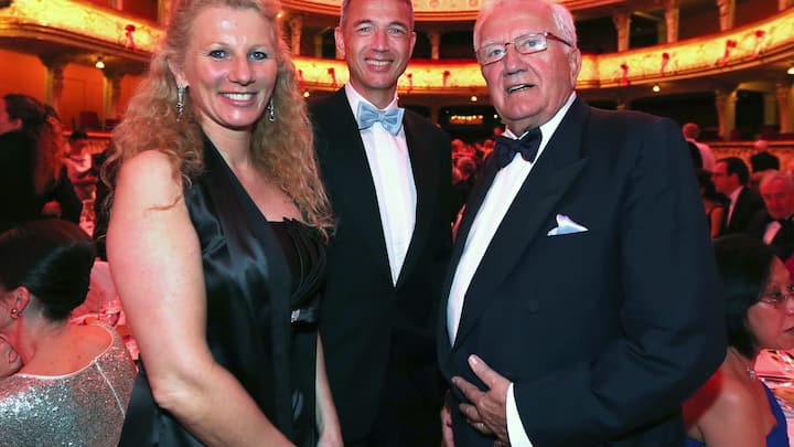 Ex-Roche Präsident Fritz Gerber (r) mit Veronika und Axel Lehmann am 14. Opernball in Zürich. 