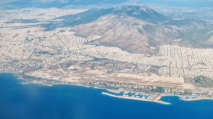 Luftbild vom alten Flughafen Athen-Ellinikon, der 2001 geschlossen wurde.