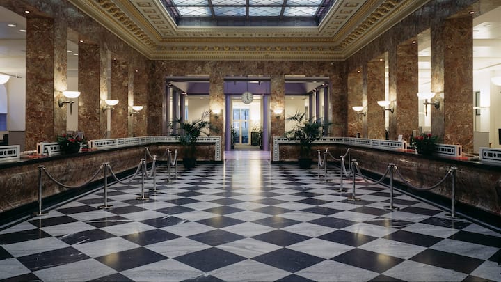 View of the client service hall at the headquarters of the Union Bank of Switzerland UBS at the Bahnhofstrasse street 45 in Zurich, Switzerland, pictured on January 25, 2008. (KEYSTONE/Gaetan Bally) Ansicht der Kundenhalle des Hauptsitzes der Bank UBS an der Bahnhofstrasse 45 in Zuerich, aufgenommen am 25. Januar 2008. (KEYSTONE/Gaetan Bally)