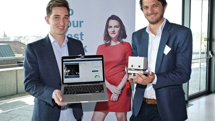 David Graf, IBM Schweiz AG, mit Laptop; Youri Böhler, IBM Schweiz AG, mit "Watson"