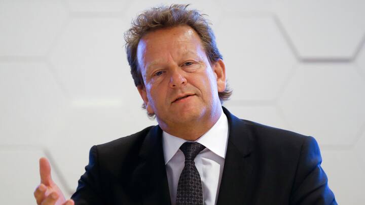 Thomas Baur, Leiter Poststellen und Verkauf, spricht bei einer Medienkonferenz der Post, am Mittwoch, 7. Juni 2017 in Bern. Die Schweizerische Post will im Kanton Jura fast die Haelfte der 31 Schalter streichen. Bis 2020 sollen 15 Poststellen "ueberprueft" werden, die anderen 16 wuerden sicher fuer die naechsten dreieinhalb Jahre beibehalten. (KEYSTONE/Peter Klaunzer)