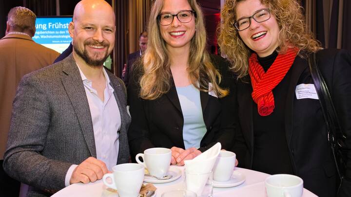 Christoph M. STeiner, CEO & Partner, IT3 Immobilien AG;Fabienne Meier, Stellvertreterin Leiter Firmenkunden, Raiffeisenbank Oberembrach-Bassersdorf;Tanja Bachmann, Stv. Vorsitzende der Bankleitung, Raiffeisenbank Oberembrach-Bassersdorf