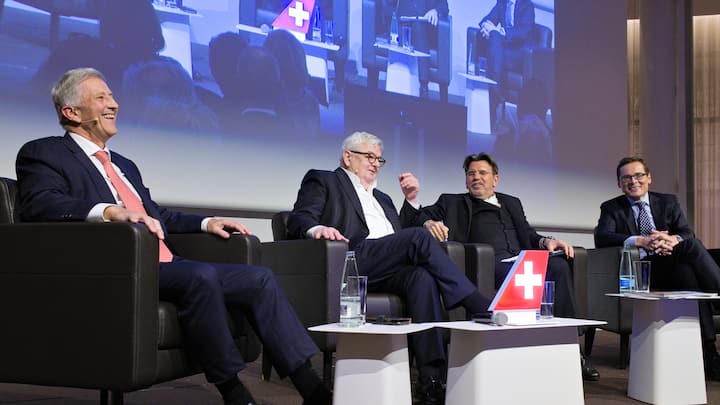 Rolf Dörig an einer Podiumsdiskussion mit Joschka Fischer