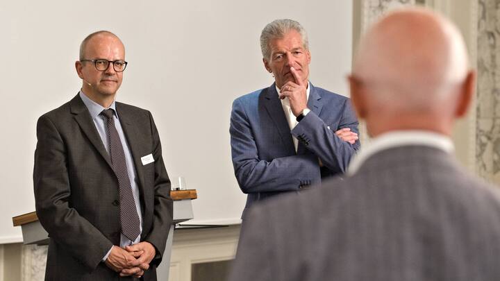 Eric SchEric Scheidegger, Botschafter, SECO; Heinz Karrer, Präsident, economiesuisse; (von hinten) Christoph Beer, Vorstandsmitglied Consulting Clustereidegger, Botschafter, SECO;Heinz Karrer, PrÃ¤sident, economiesuisse;(von hinten) Christoph Beer, Vorstandsmitglied Consulting Cluster