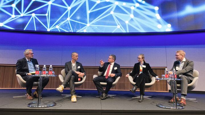 Das Diskussionspanel:Damian Borth, Professor of Artificial Intelligence & Machine Learning, Uni St. Gallen;Kye Andersson, Head of Communications; Peltarion;Otto Preiss, COO Digital, ABB;Annika SchrÃ¶der, Executive Director, UBS Group Technology;Dennis Nobelius, CEO, Zenuity
